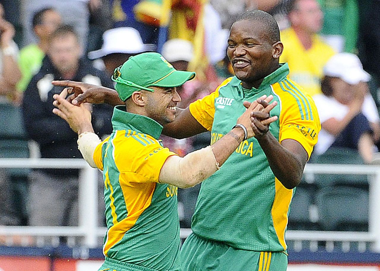 Lonwabo Tsotsobe congratulates JP Duminy for taking a brilliant running catch, South Africa v Sri Lanka, 5th ODI, Johannesburg, January 22, 2012