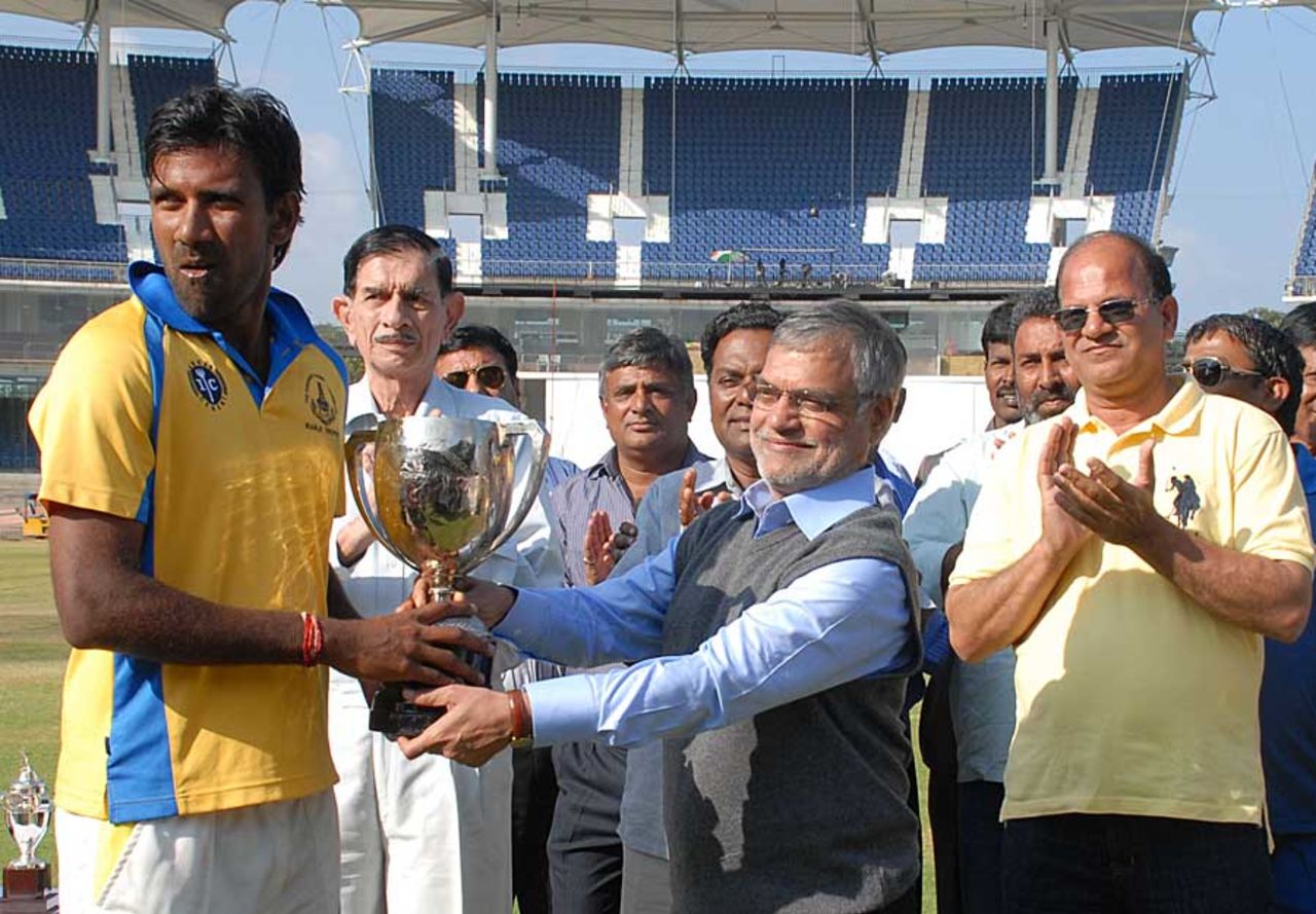 Tamil Nadu captain L Balaji with the runners-up trophy, Tamil Nadu v Rajasthan, Ranji Trophy final, Chennai, 5th day, January 23, 2012