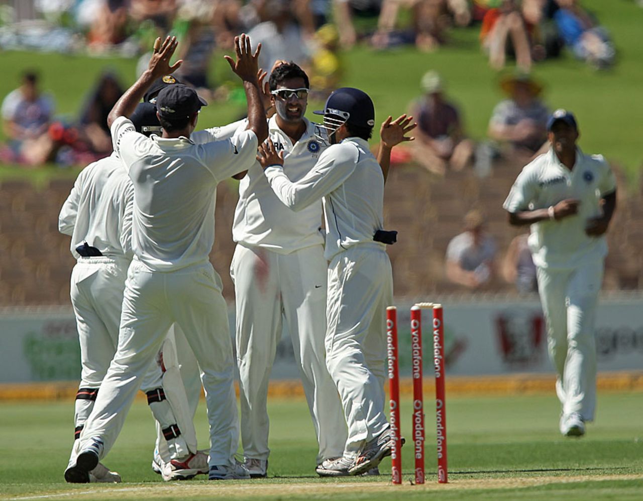 India get together after Shaun Marsh's dismissal, Australia v India, 4th Test, Adelaide, 1st day, January 24, 2012