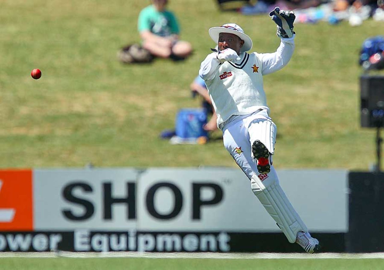 Tatenda Taibu slings one, New Zealand v Zimbabwe, Only Test, Napier, 1st day, January 26, 2012