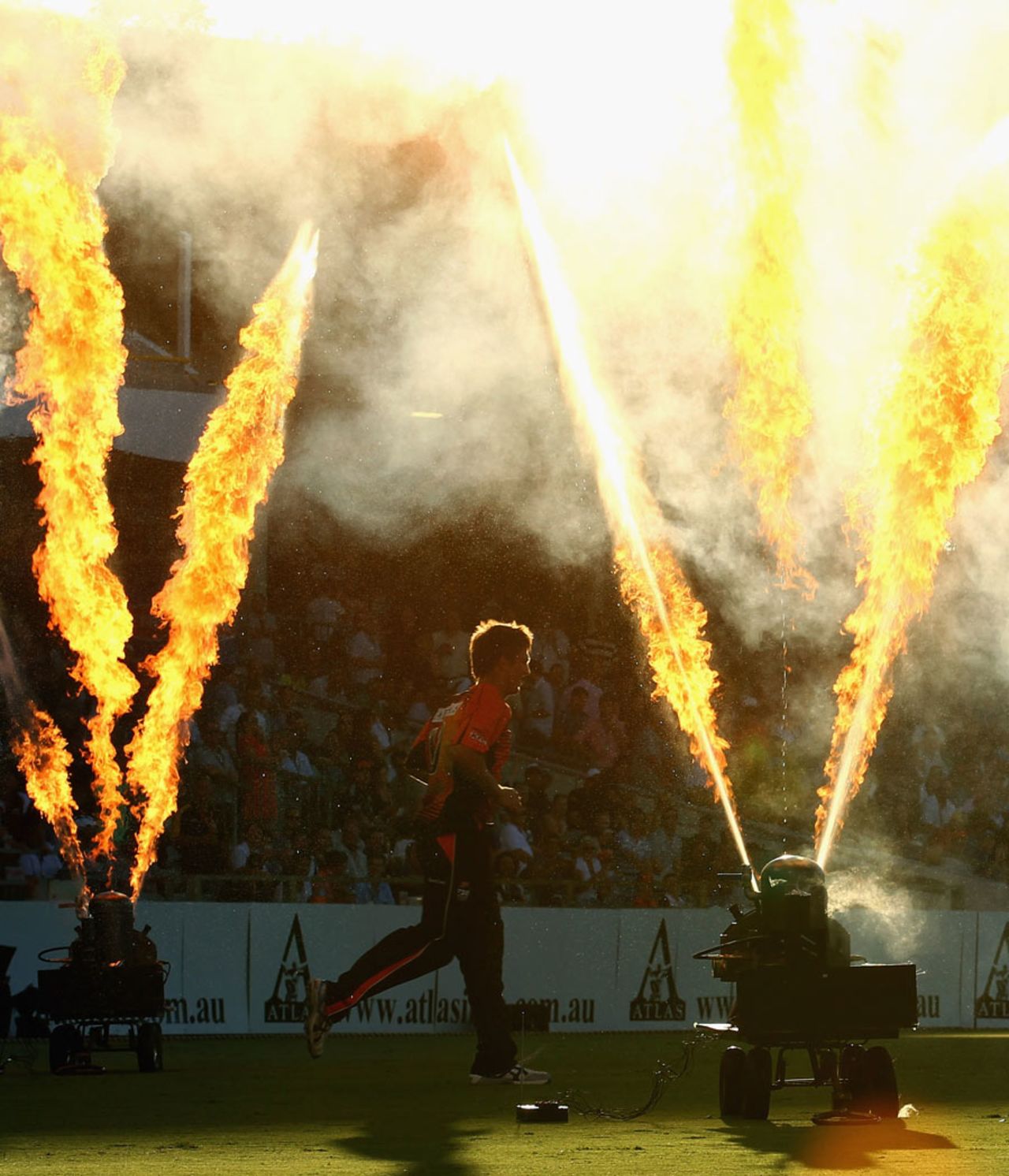 Mitchell Marsh runs out at the start of the second innings, Perth Scorchers v Melbourne Stars, BBL, 1st semi-final, Perth, January 21, 2012