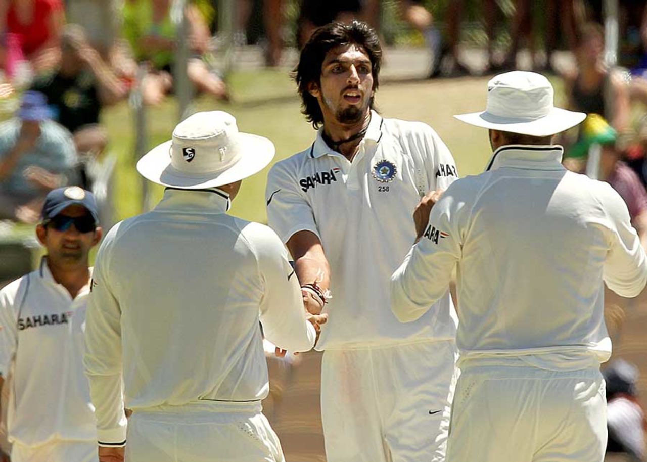 Ishant Sharma trapped Michael Hussey in front, Australia v India, 4th Test, Adelaide, 4th day, January 27, 2012