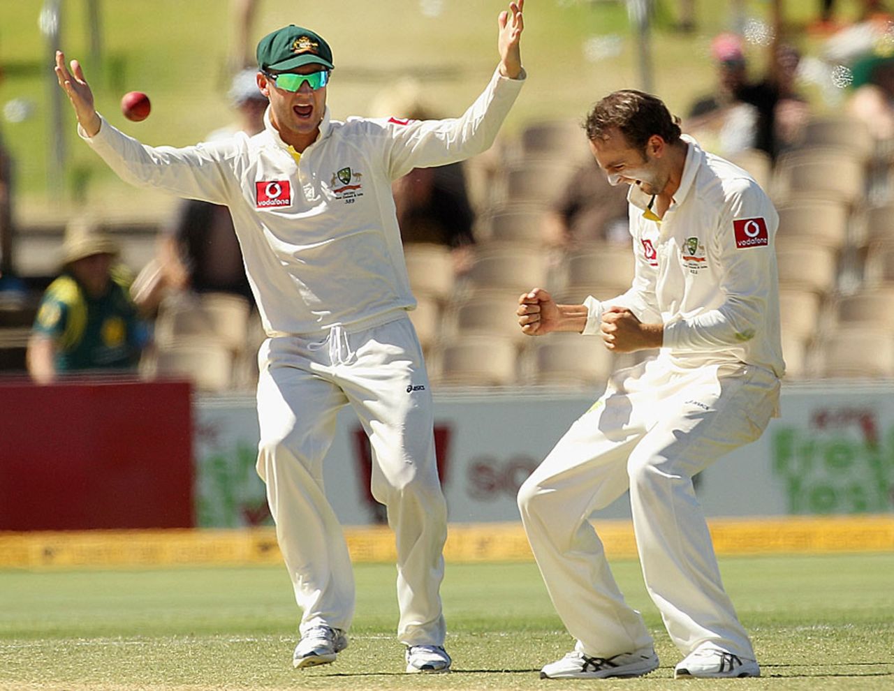 Nathan Lyon and Michael Clarke celebrate after getting rid of Sachin Tendulkar, Australia v India, 4th Test, Adelaide, 4th day, January 27, 2012