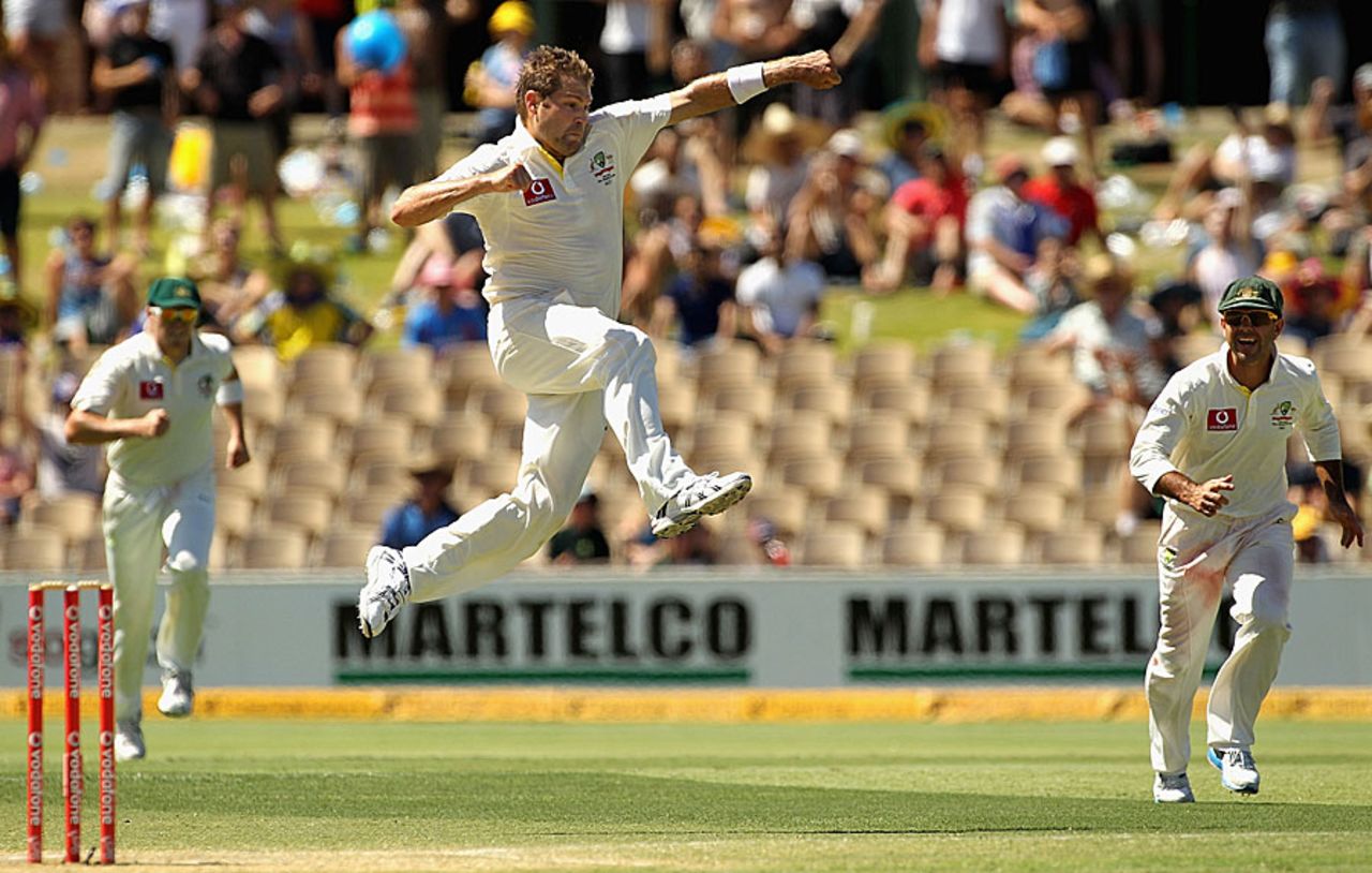 Ryan Harris is ecstatic after dismissing Rahul Dravid, Australia v India, 4th Test, Adelaide, 4th day, January 27, 2012