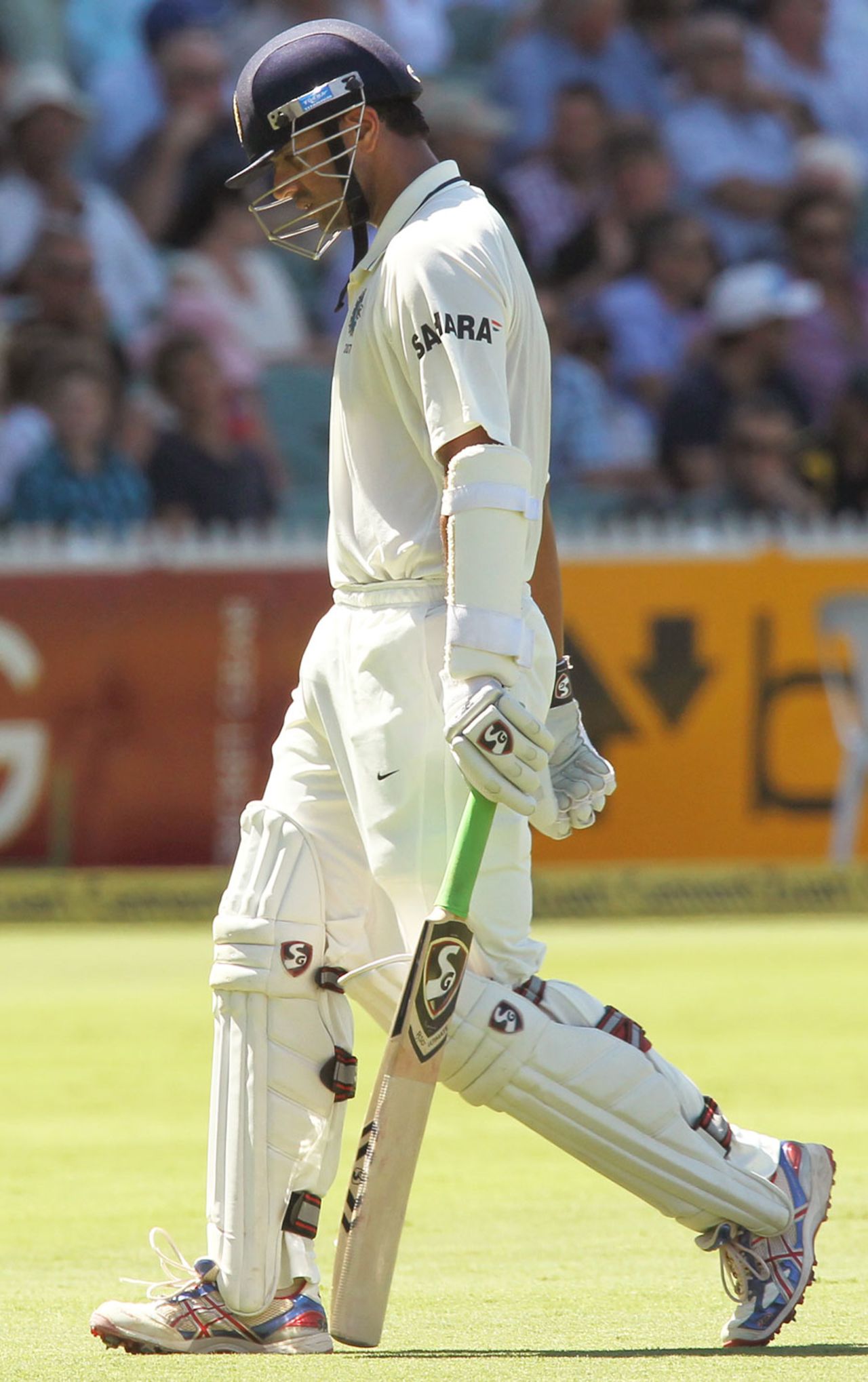 Rahul Dravid leaves the field in Adelaide, Australia v India, 4th Test, Adelaide, 4th day, January 27, 2012