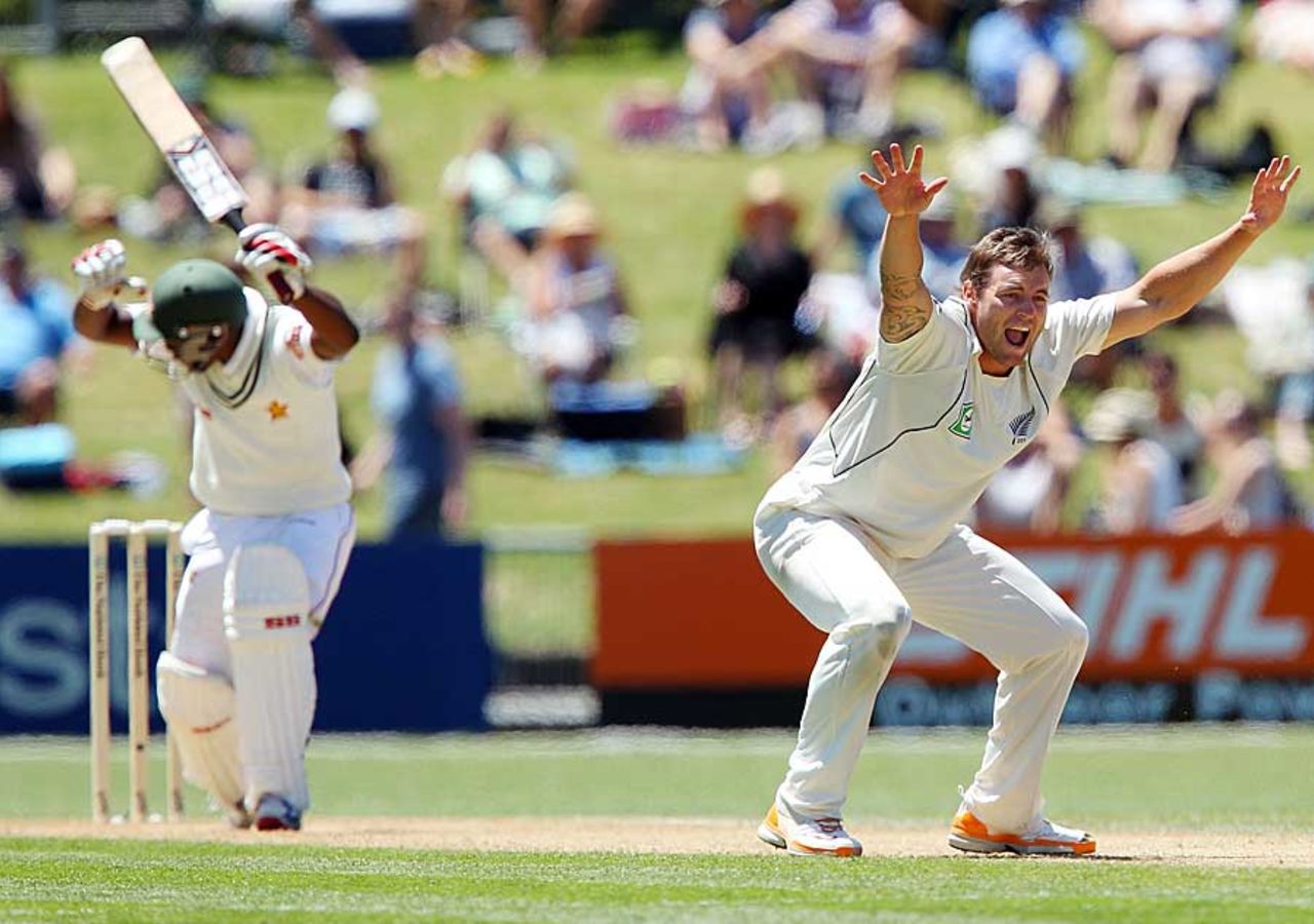 Doug Bracewell appeals for an lbw against Regis Chakabva, New Zealand v Zimbabwe, Only Test, Napier, 3rd day, January 28, 2012