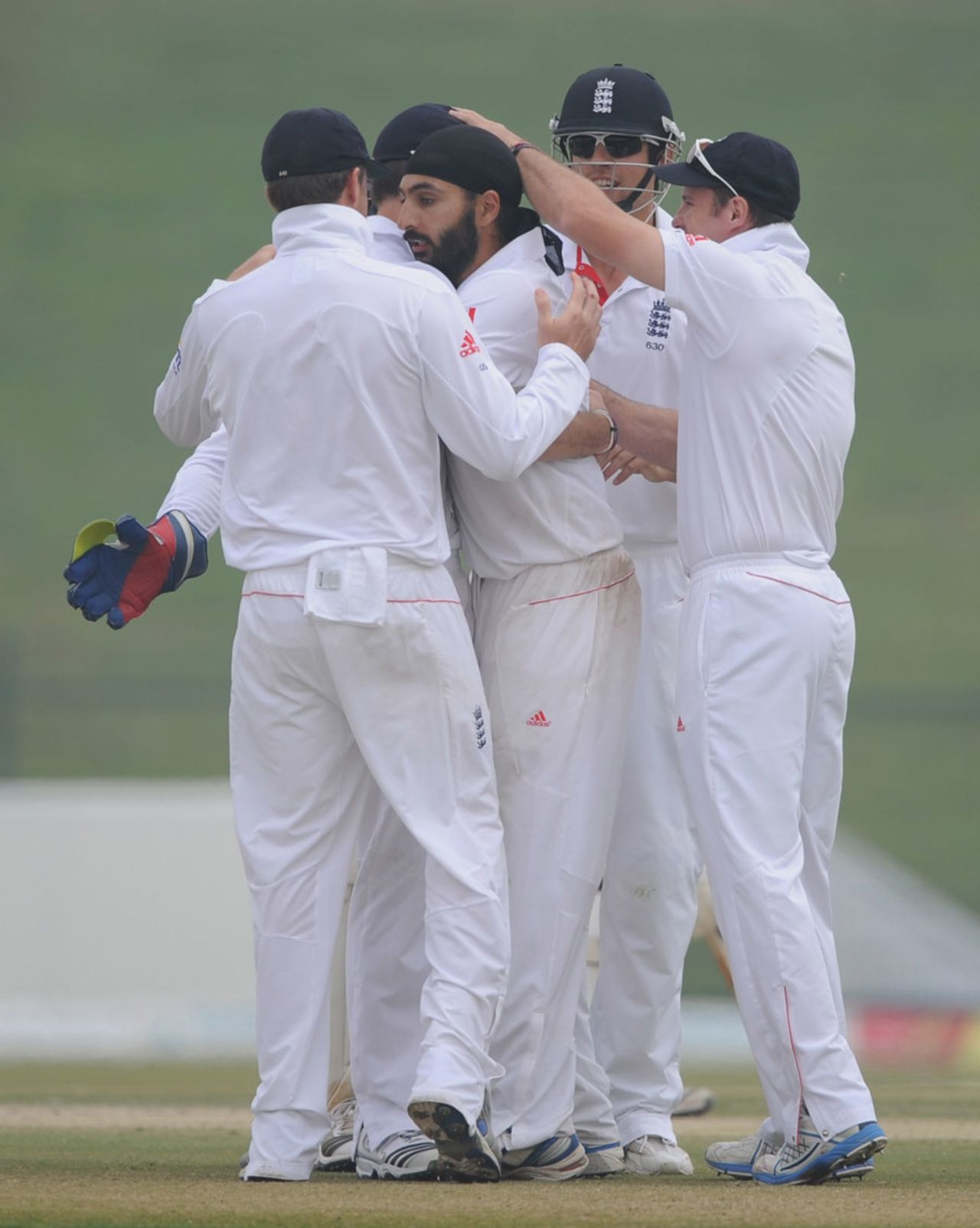 England celebrate Monty Panesar taking the first wicket of the morning, Pakistan v England, 2nd Test, Abu Dhabi 4th Day, January, 28, 2012