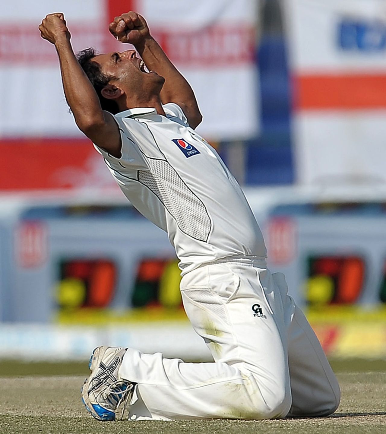 Abdur Rehman ran through England's middle order, Pakistan v England, 2nd Test, Abu Dhabi, 4th day, January 28, 2012