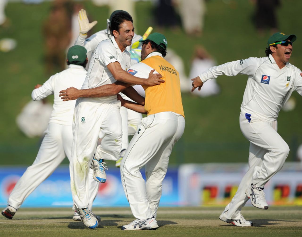 The Pakistan players celebrate their series win, Pakistan v England, 2nd Test, Abu Dhabi, 4th day, January 28, 2012
