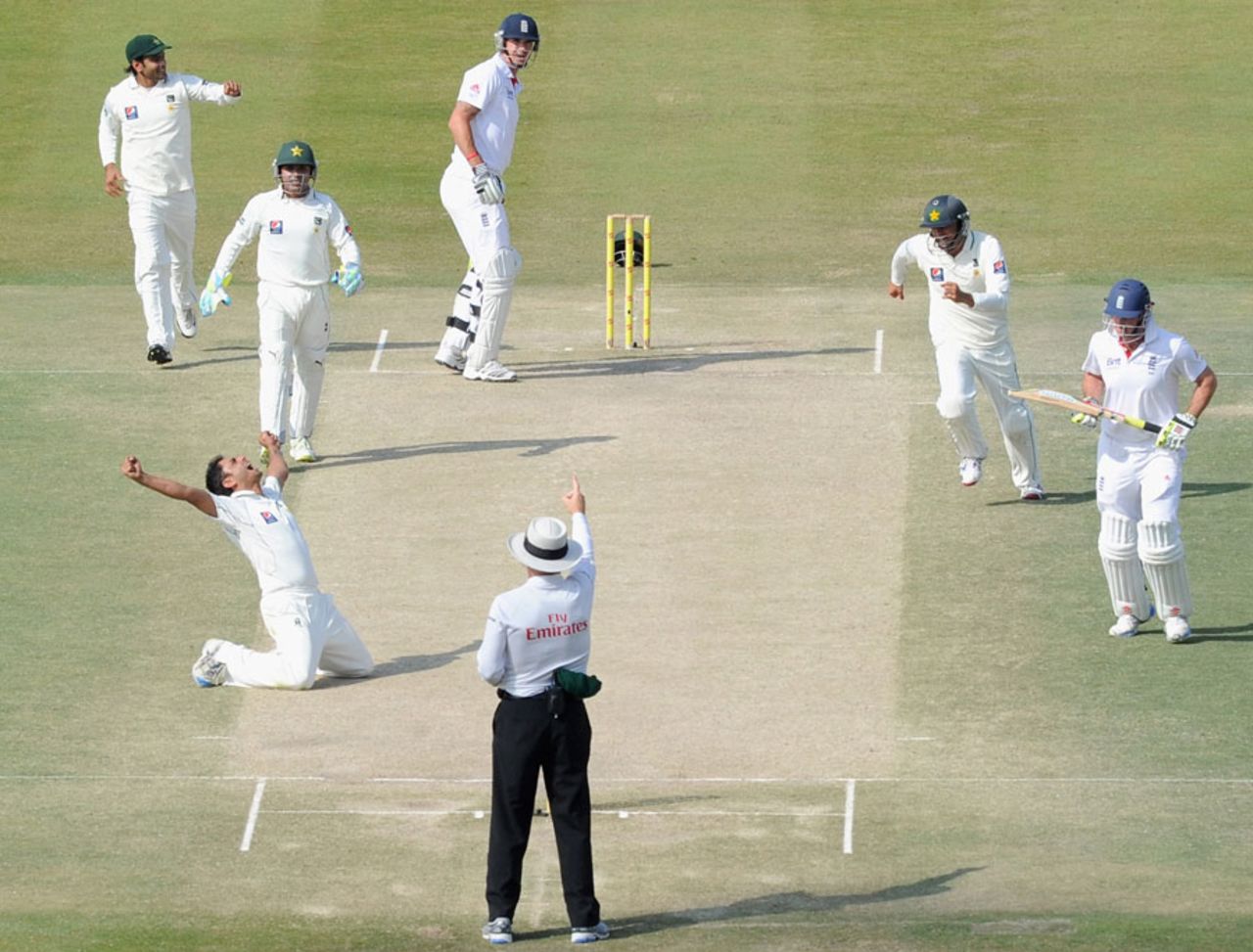 Pakistan react to Kevin Pietersen's dismissal, Pakistan v England, 2nd Test, Abu Dhabi, 4th day, January 28, 2012
