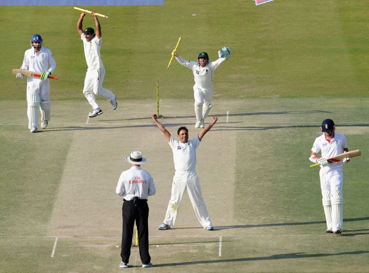 Pakistan celebrate beating England by 72 runs, Pakistan v England, 2nd Test, Abu Dhabi, 4th day, January 28, 2012