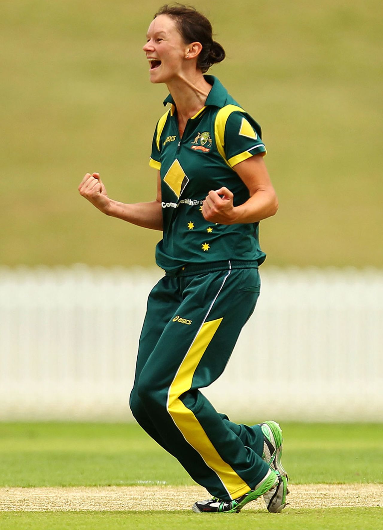 Julie Hunter finished with 3 for 31, Australia v New Zealand, 3rd Women's ODI, Rose Bowl, Sydney, January 29, 2012