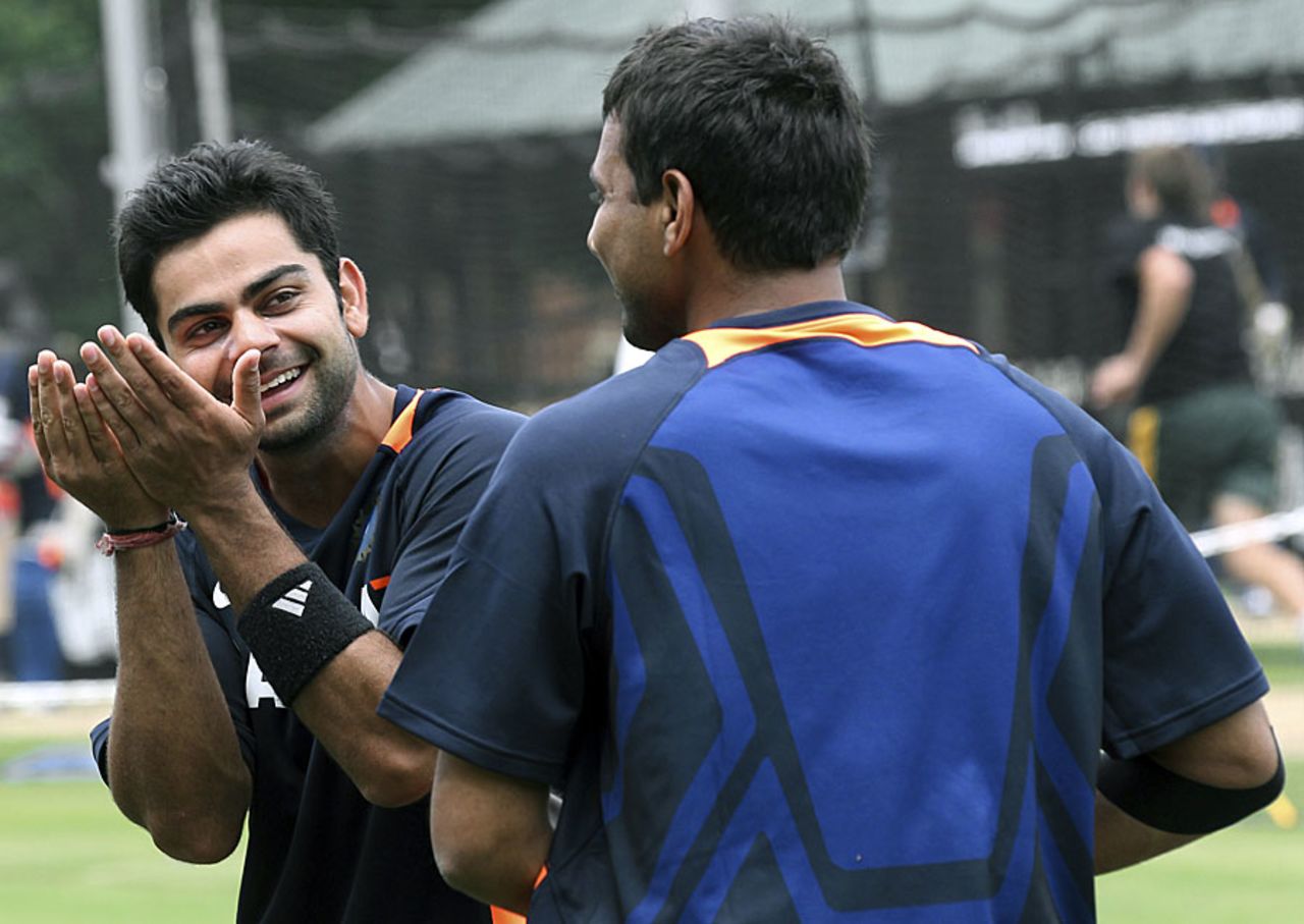 Virat Kohli has a light moment with Praveen Kumar, Sydney, January 31, 2012