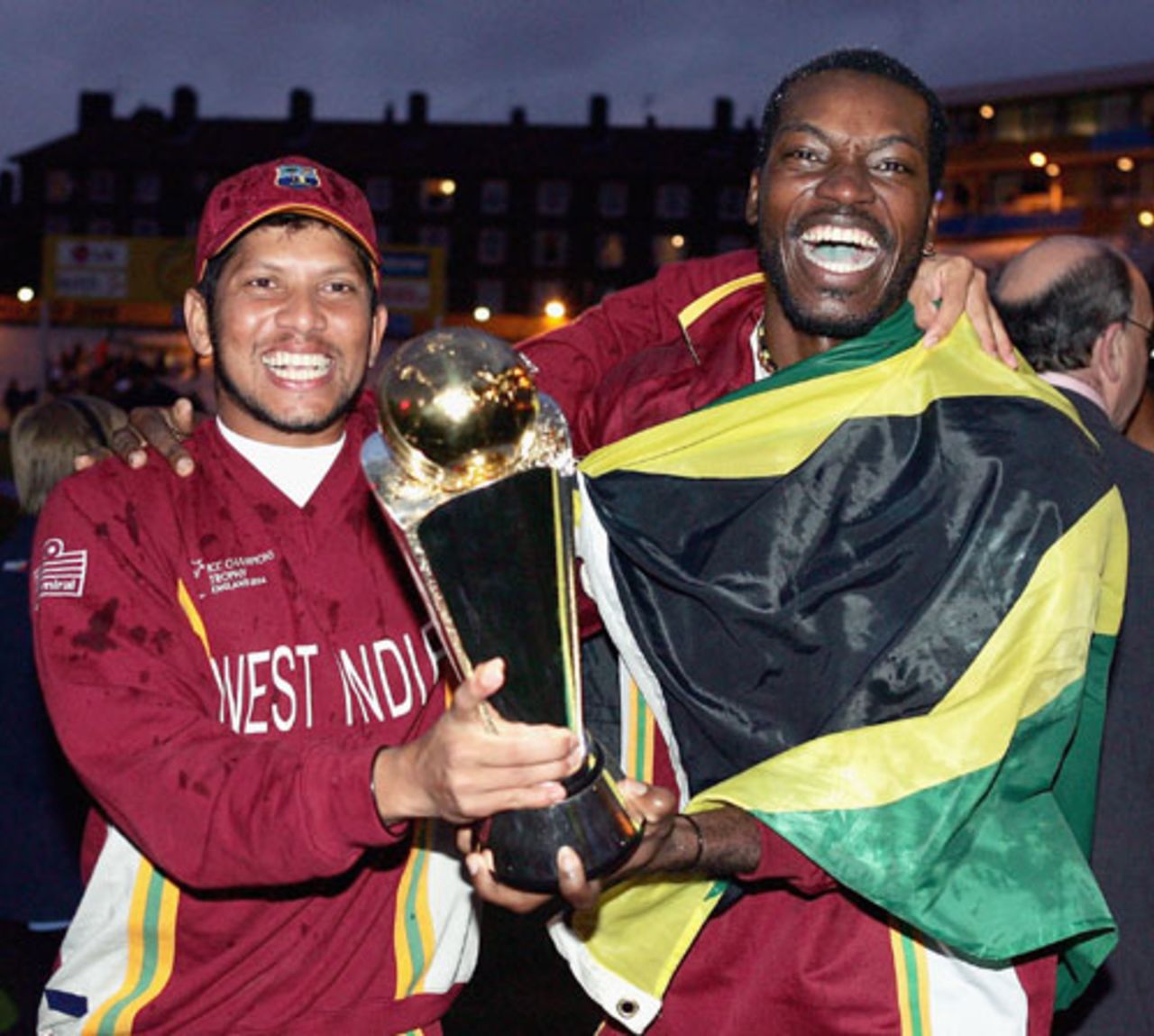 Ramnaresh Sarwan and Chris Gayle celebrate, Champions Trophy final, September 25, 2004