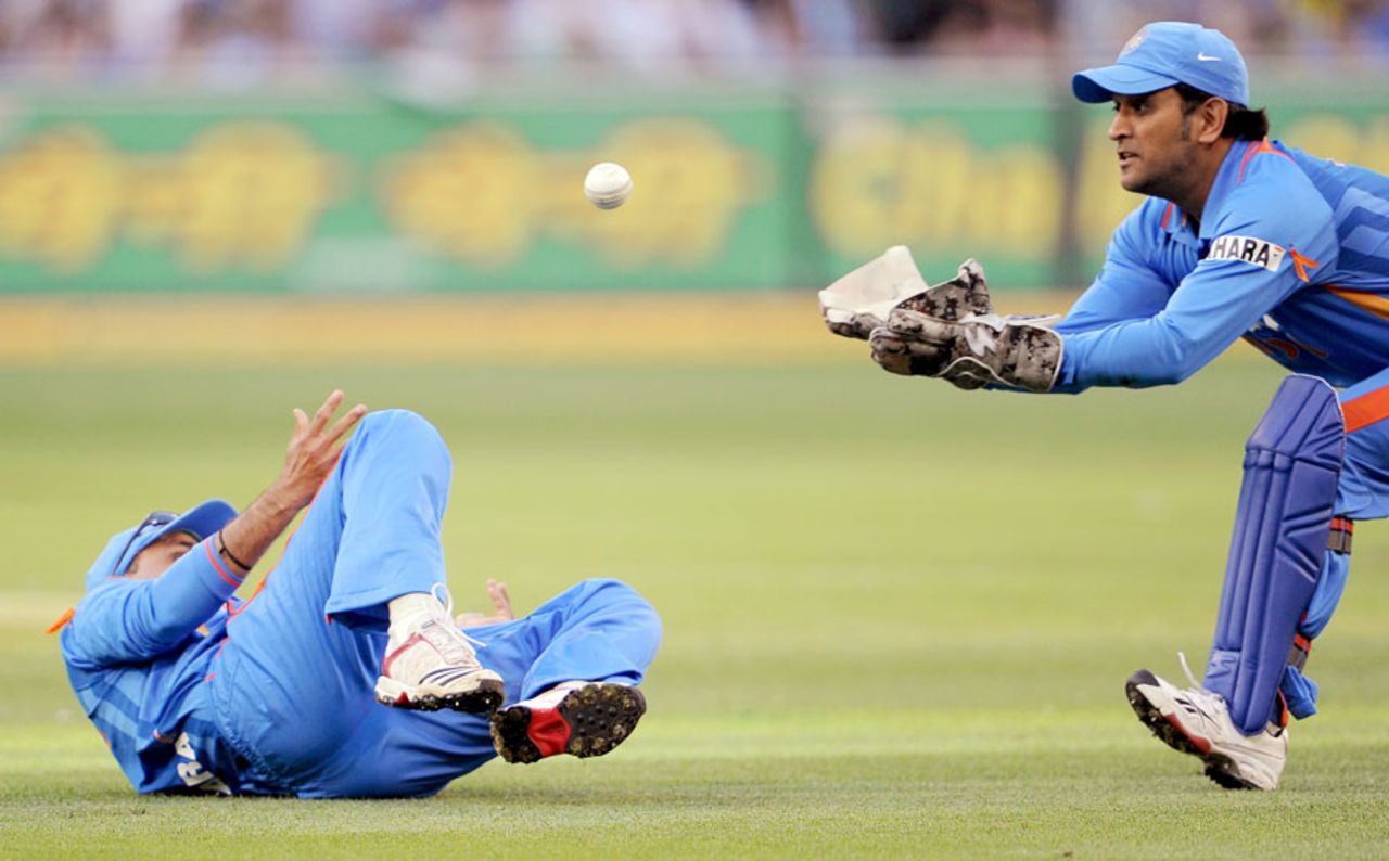 Virender Sehwag parries the ball to MS Dhoni, to have Shaun Marsh caught, Australia v India, 2nd T20I, Melbourne, February 3, 2012