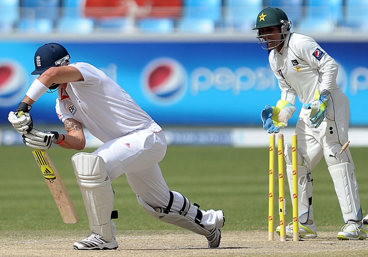 Kevin Pietersen is bowled through the gate, Pakistan v England, 3rd Test, Dubai, 4th day, February 6, 2012 