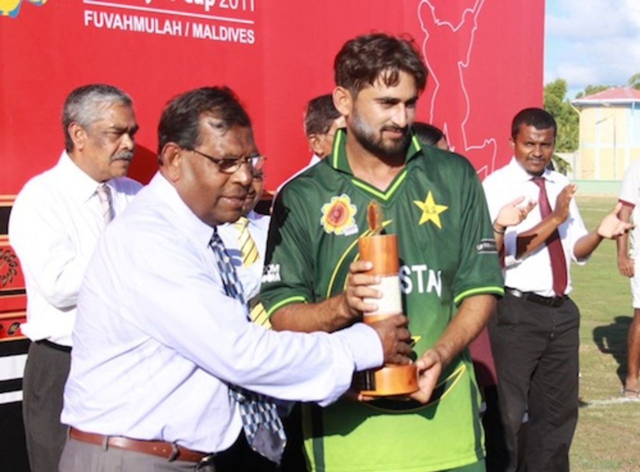 Awais Zia receiving an award