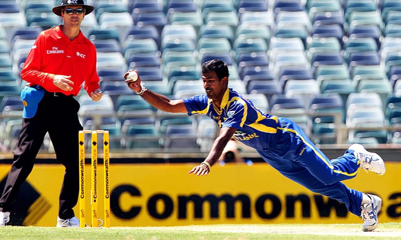 Nuwan Kulasekara snatches a return catch to dismiss Michael Hussey, Australia v Sri Lanka, Commonwealth Bank Series, Perth, February 10, 2012