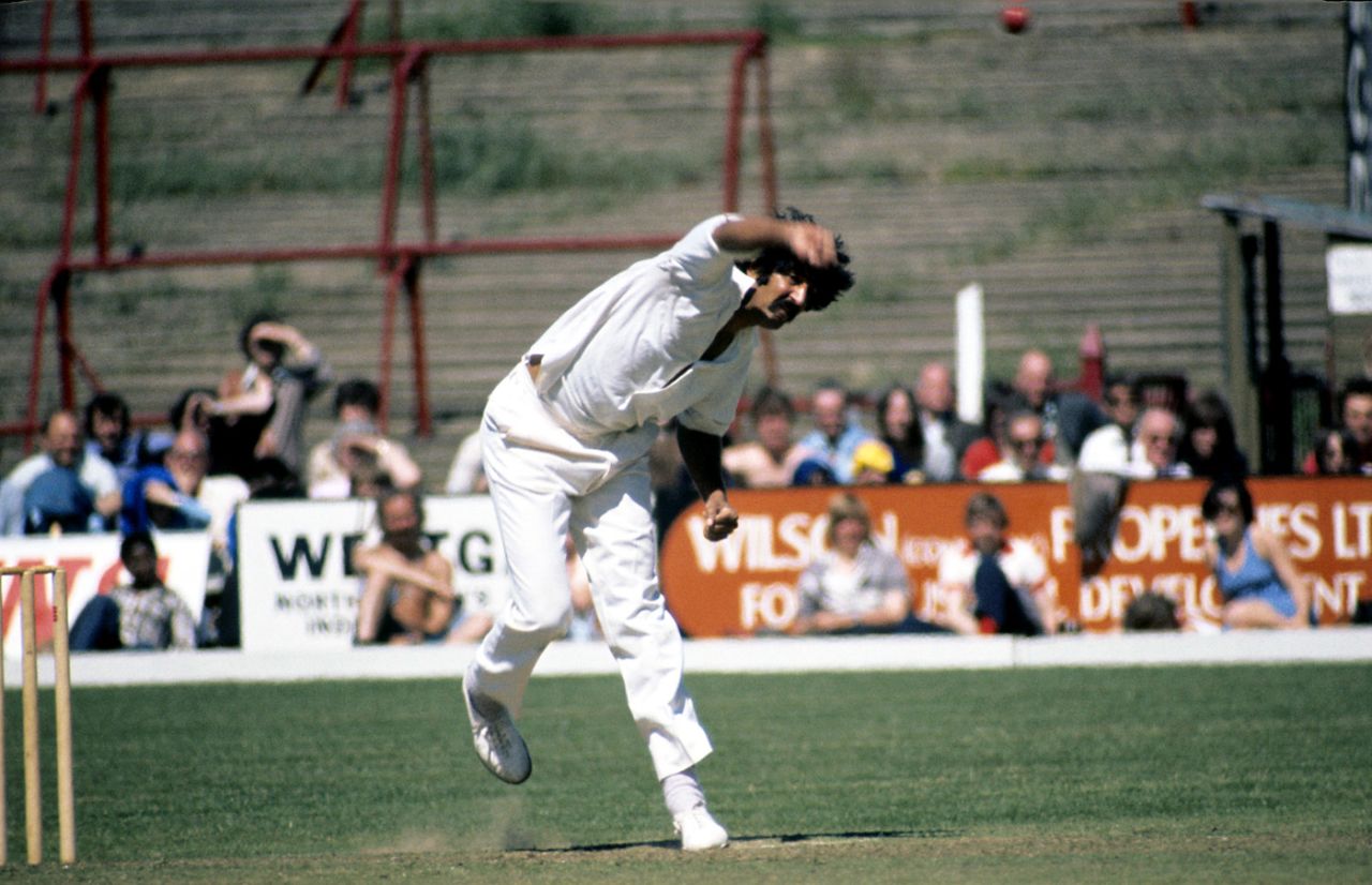 Sarfraz Nawaz bowls, Northamptonshire v Kent, Benson & Hedges Cup, semi-final, Northampton, June 22, 1977