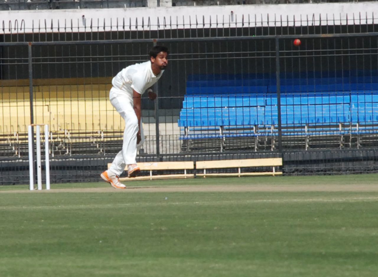 Shami Ahmed delivers the ball, Central Zone v East Zone, Duleep Trophy final, 1st day, Indore, February 12, 2012