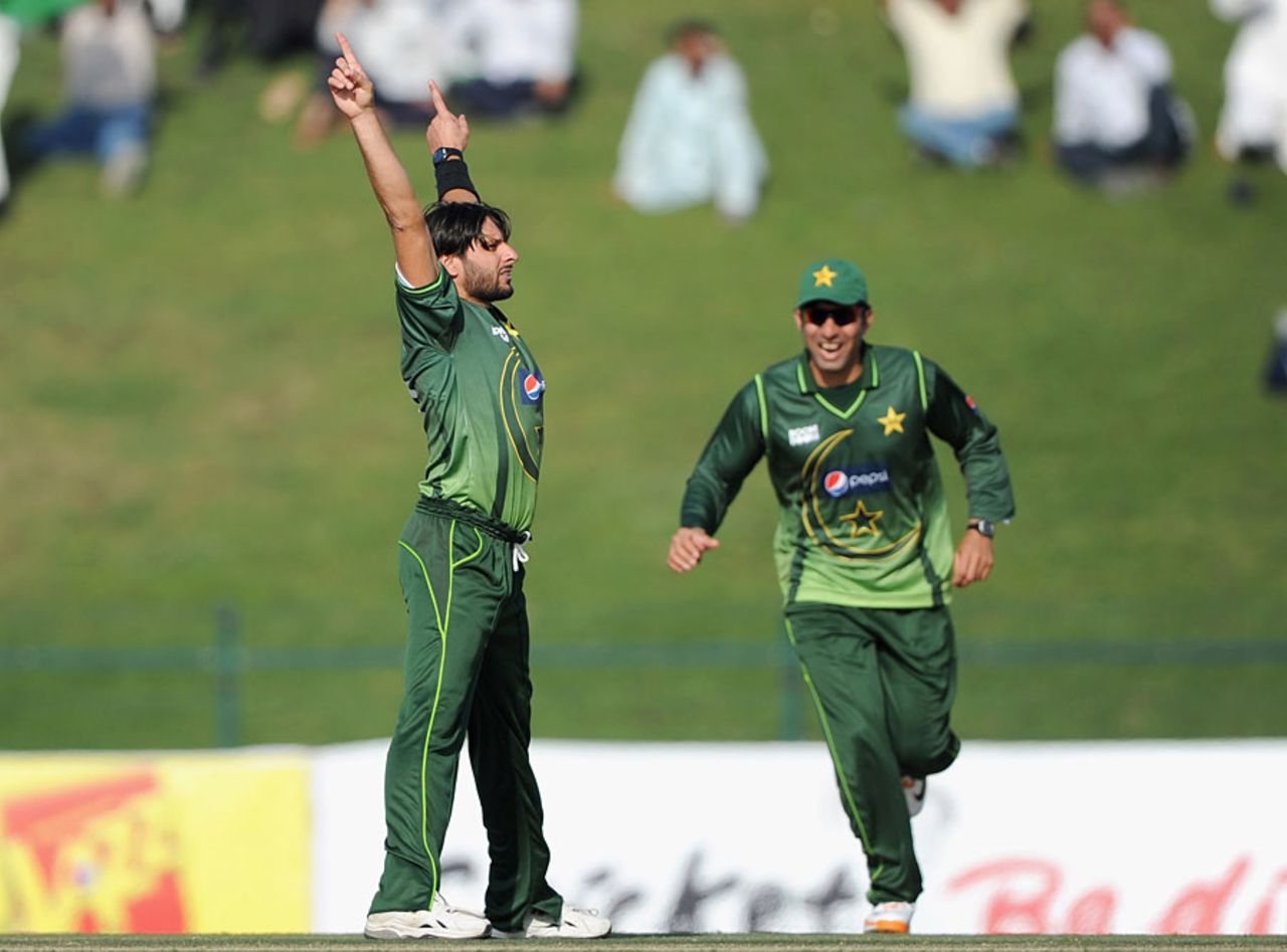 Shahid Afridi made an early impact with two quick wickets, Pakistan v England, 1st ODI, Abu Dhabi, February, 13, 2012