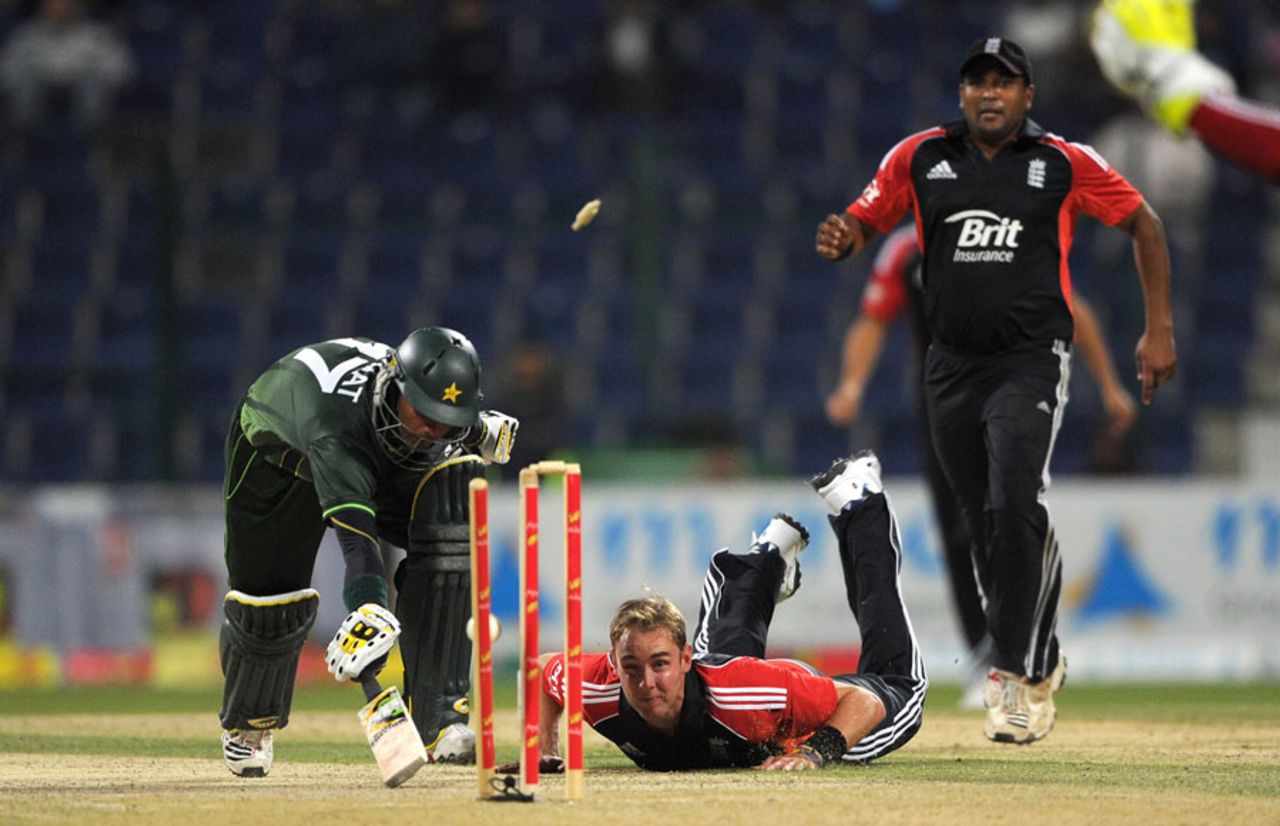 Stuart Broad runs out Imran Farhat, Pakistan v England, 2nd ODI, Abu Dhabi, February 15, 2012