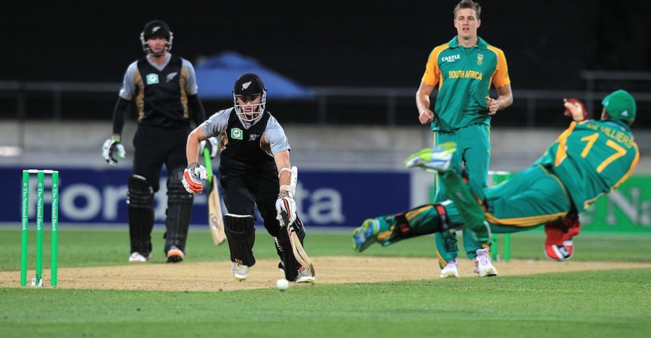 Kane Williamson hurries to beat AB de Villiers' throw, New Zealand v South Africa, 1st Twenty20 international, Wellington, February 17, 2012