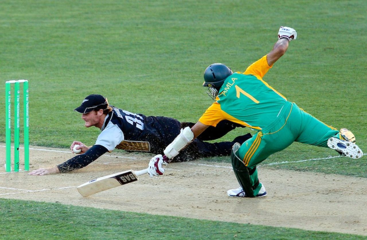 Martin Guptill dives to run out Hashim Amla, New Zealand v South Africa, 1st Twenty20 international, Wellington, February 17, 2012