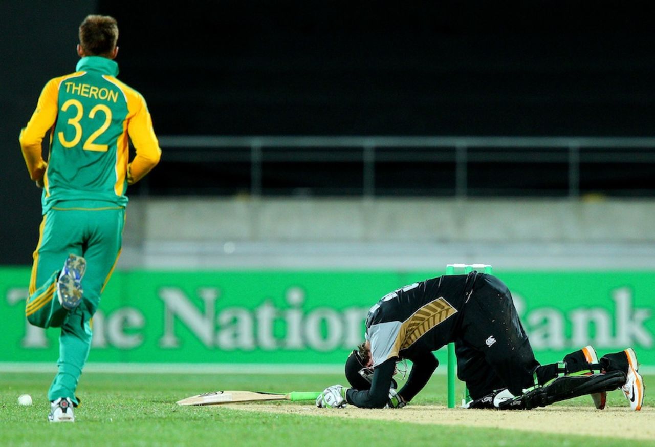 Rusty Theron hit Martin Guptill with a bouncer, New Zealand v South Africa, 1st Twenty20 international, Wellington, February 17, 2012