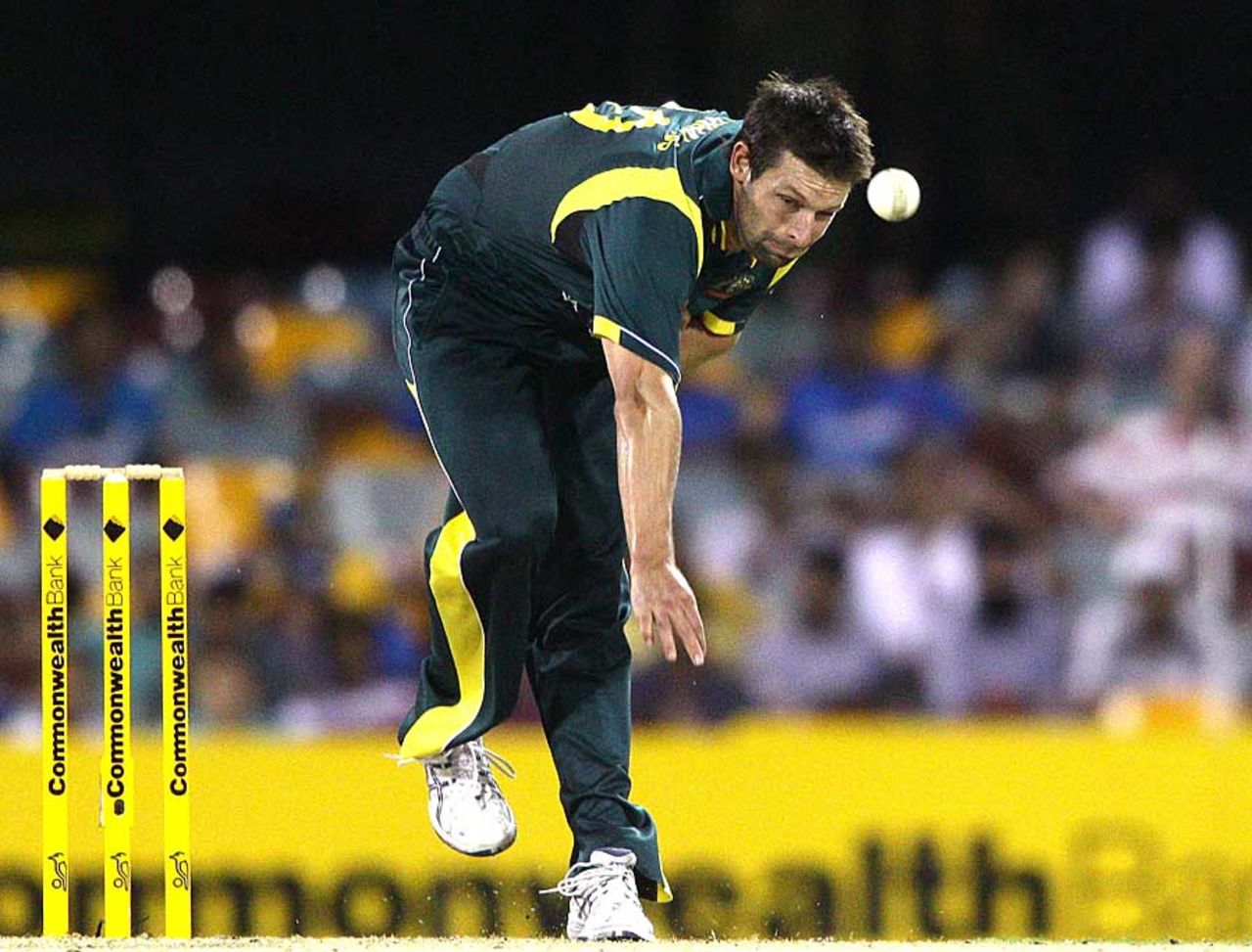 Ben Hilfenhaus sends one down, Australia v India, CB Series, Brisbane, February 19, 2012
