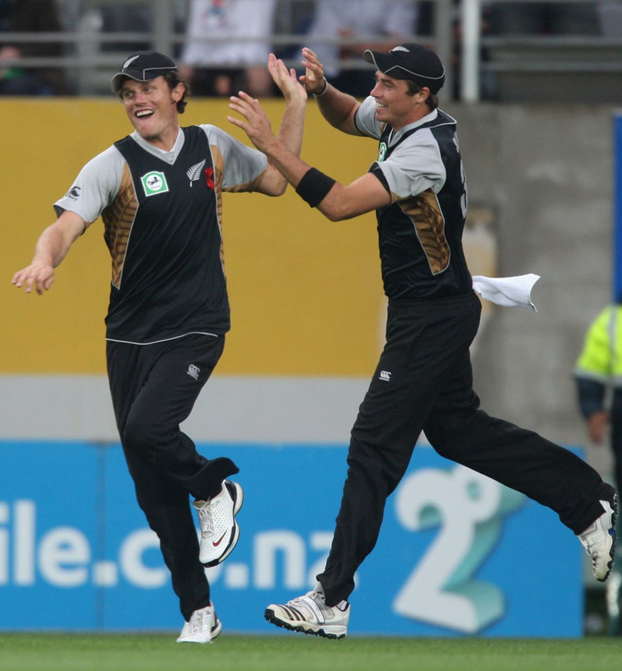 Rob Nicol and Tim Southee took two wickets apiece, New Zealand v South Africa, 3rd Twenty20, Auckland, February 22, 2012