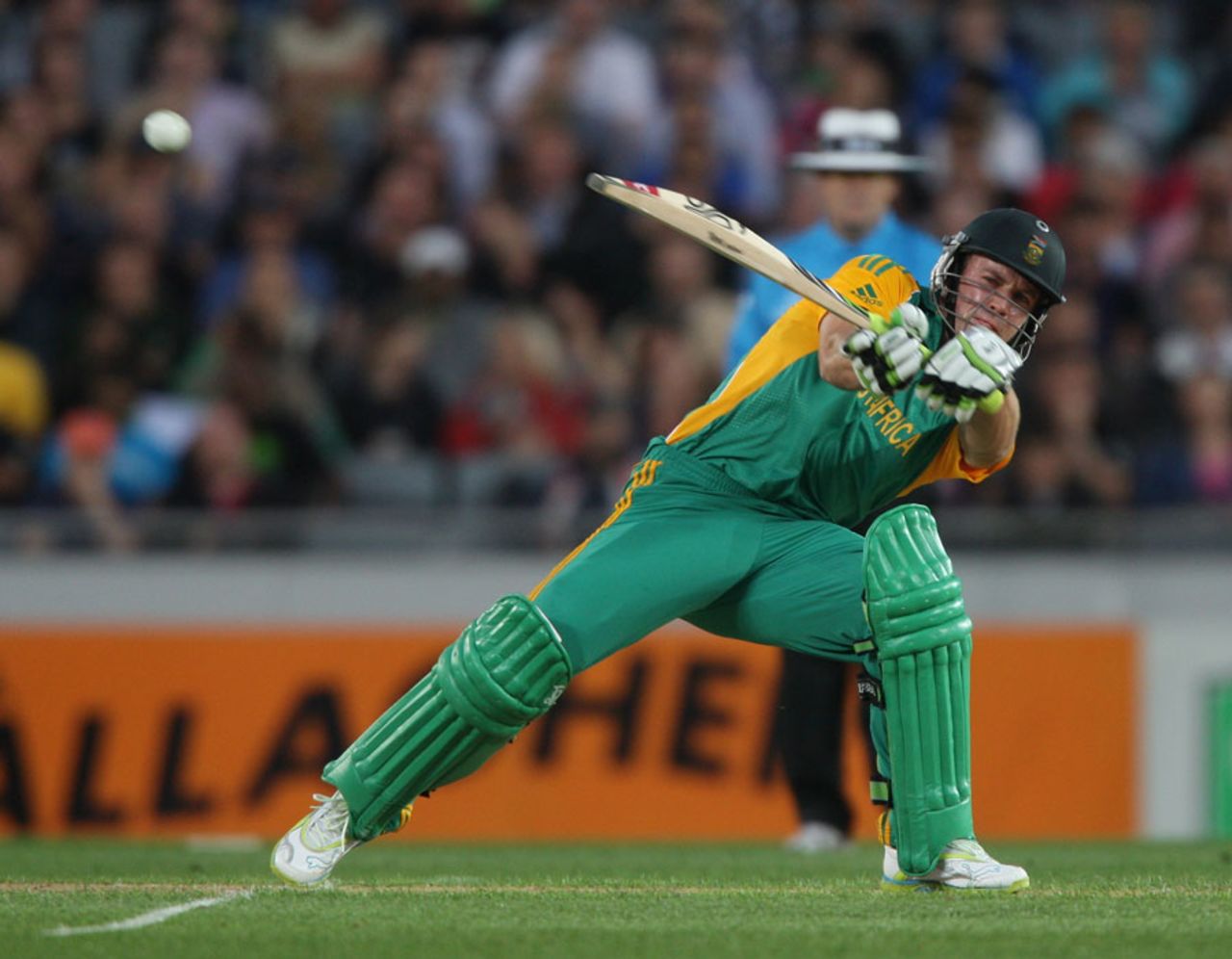 AB de Villiers attempts a reverse-pull, New Zealand v South Africa, 3rd Twenty20, Auckland, February 22, 2012