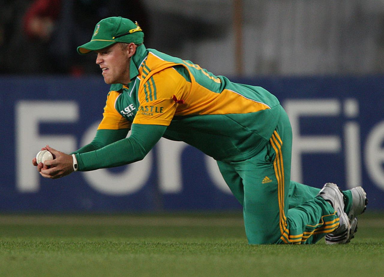 Richard Levi catches Rob Nicol, New Zealand v South Africa, 3rd Twenty20, Auckland, February 22, 2012