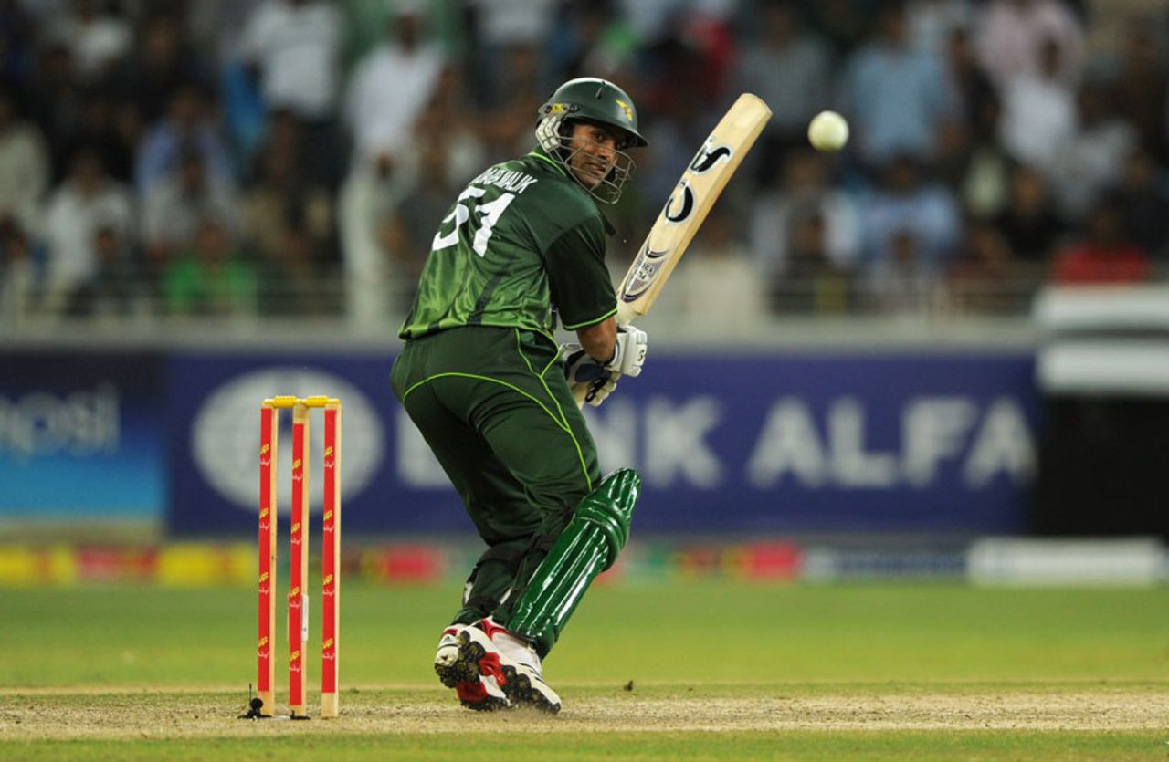 Shoaib Malik played a vital innings making 39 from 33 balls, Pakistan v England, 1st T20, Dubai, February, 23, 2012