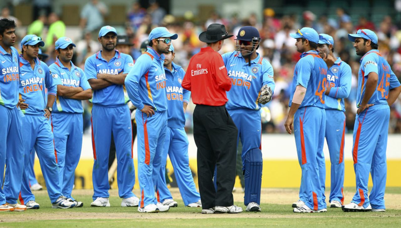 MS Dhoni discusses the appeal for obstructing the field with umpire Billy Bowden, Australia v India, CB Series, Sydney, February 26, 2012