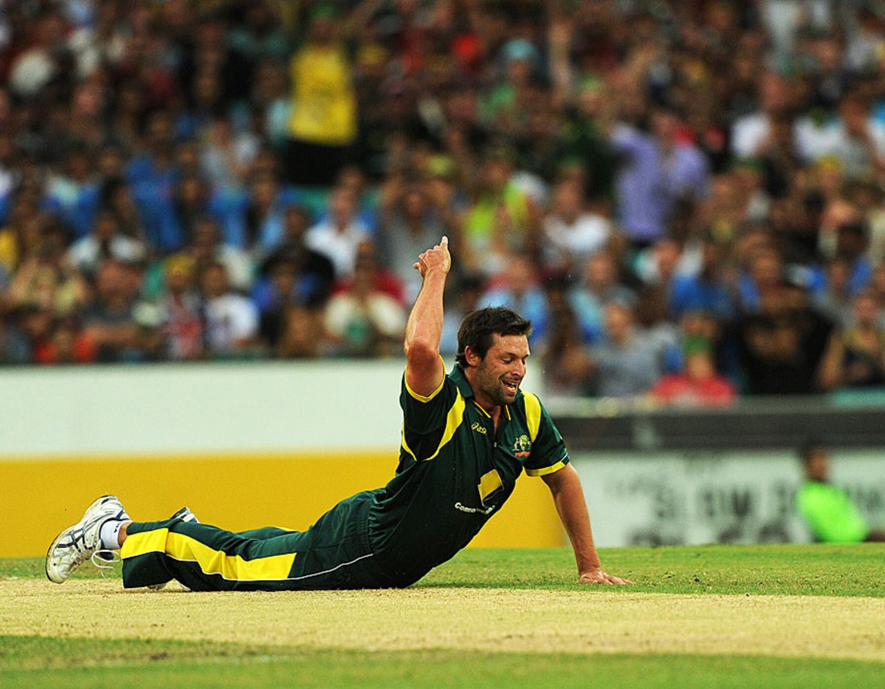 Ben Hilfenhaus took a smart, low return-catch, Australia v India, CB Series, Sydney, February 26, 2012