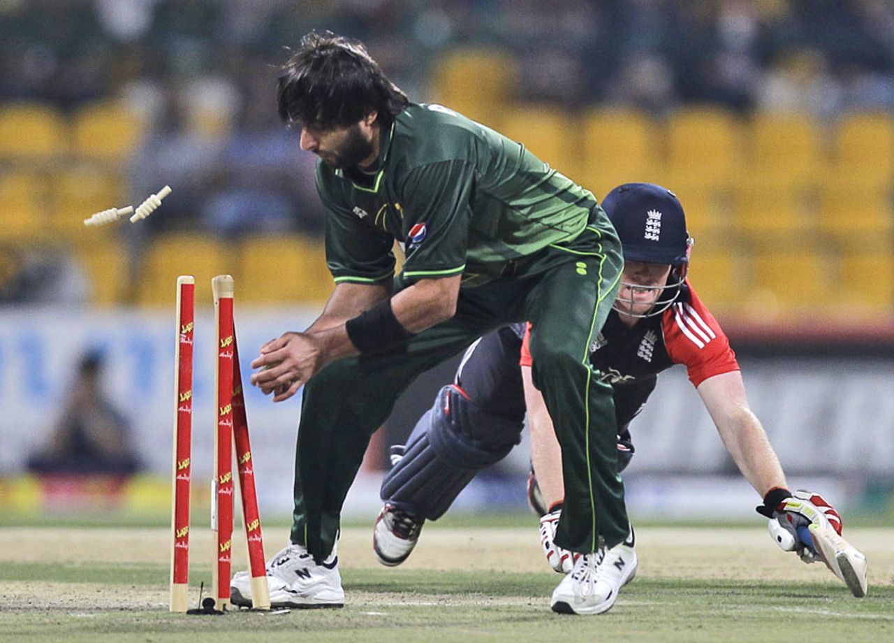 Eoin Morgan fails to make his ground, Pakistan v England, 3rd Twenty20, Abu Dhabi, February 27, 2012