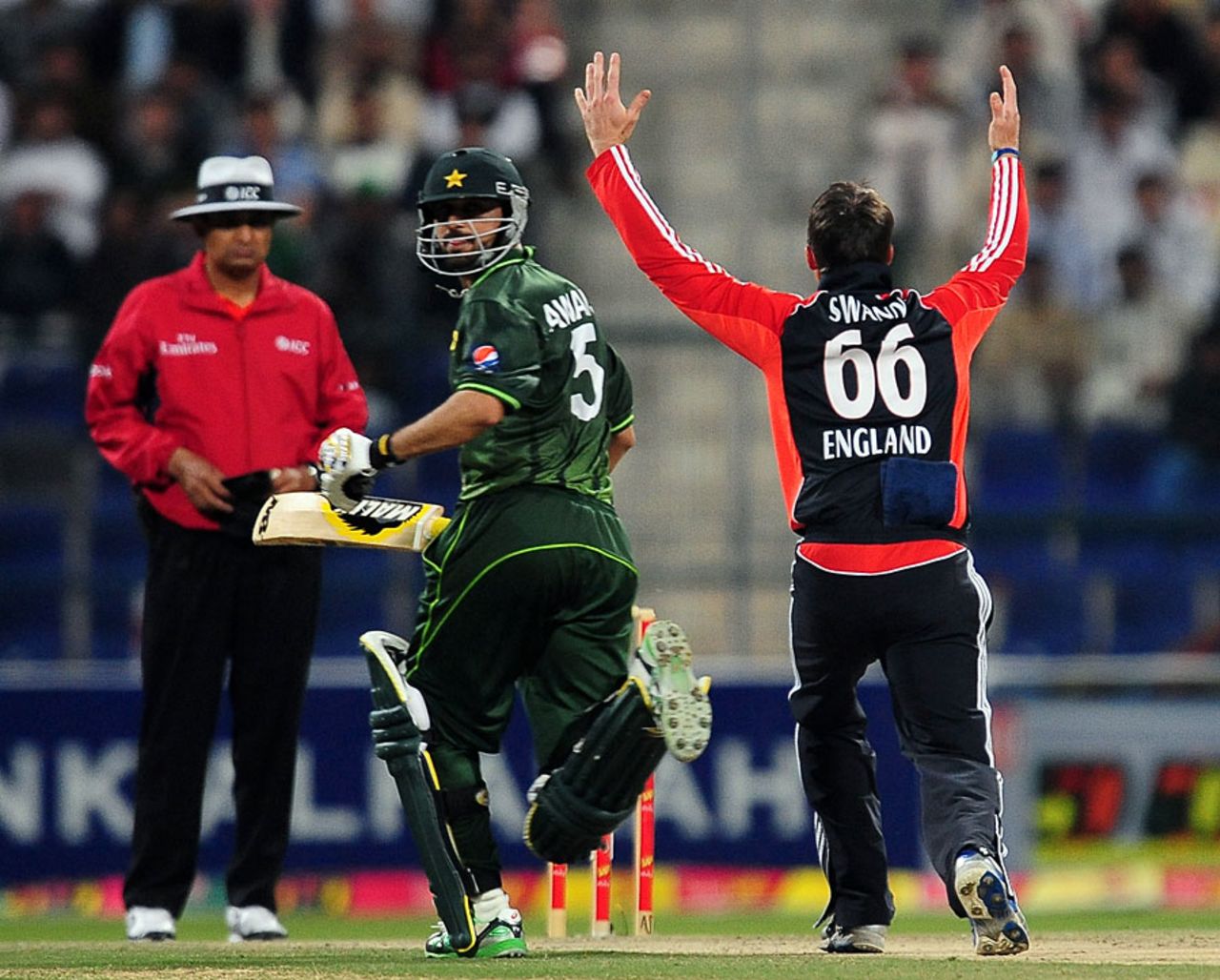 Graeme Swann pleads for the wicket of Awais Zia, Pakistan v England, 3rd Twenty20, Abu Dhabi, February 27, 2012