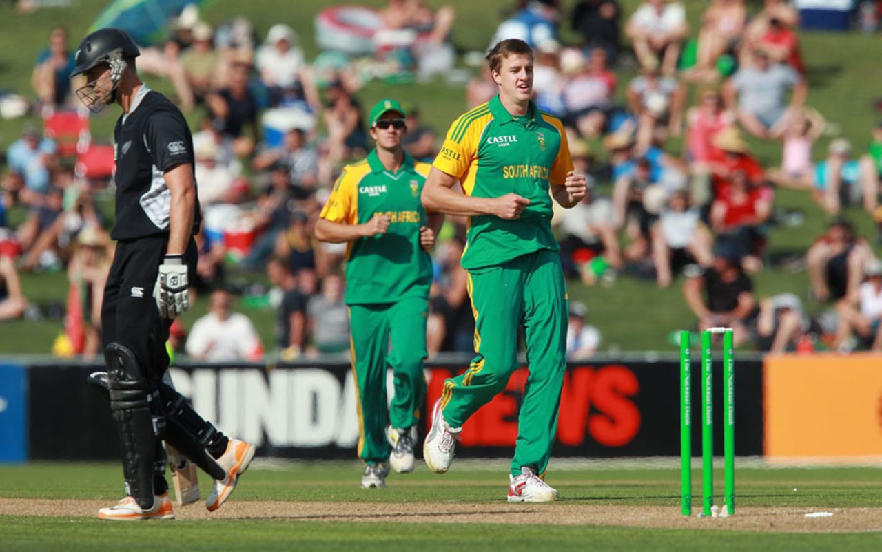 Morne Morkel bowls James Franklin, New Zealand v South Africa, 2nd ODI, Napier, February 29, 2012 