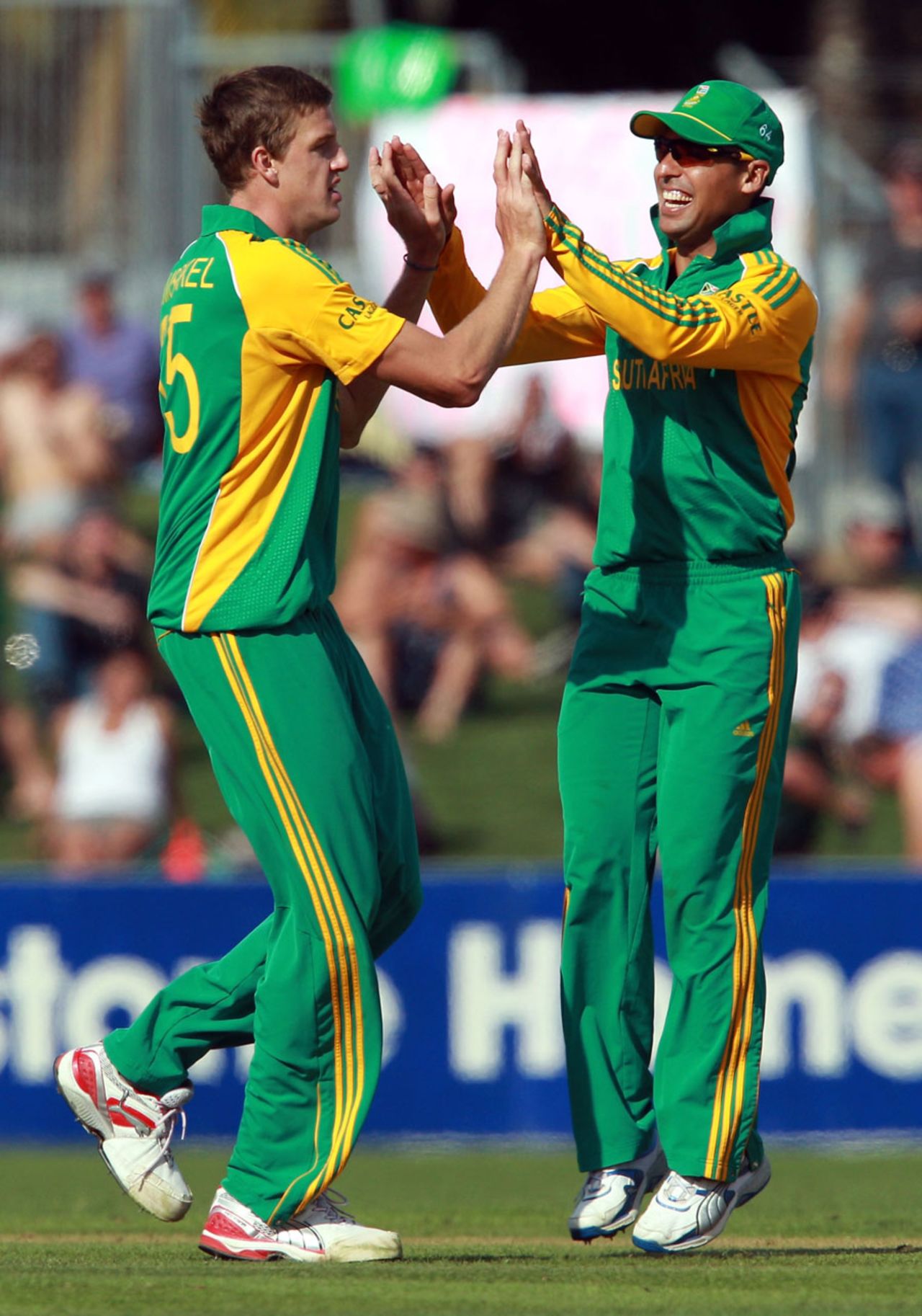 Morne Morkel and Justin Ontong celebrate the dismissal of Kyle Mills, New Zealand v South Africa, 2nd ODI, Napier, February 29, 2012 