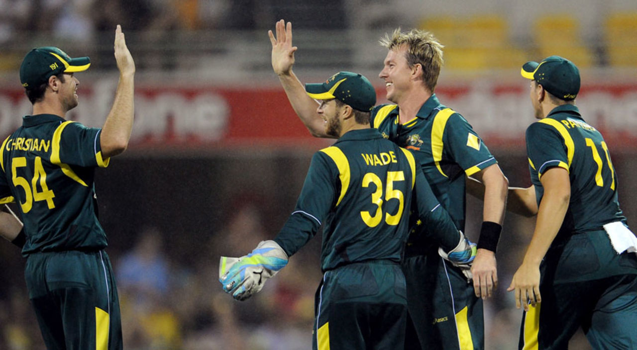 Australia get together after a wicket, Australia v Sri Lanka, Brisbane, CB Series 1st final, March 4, 2012 