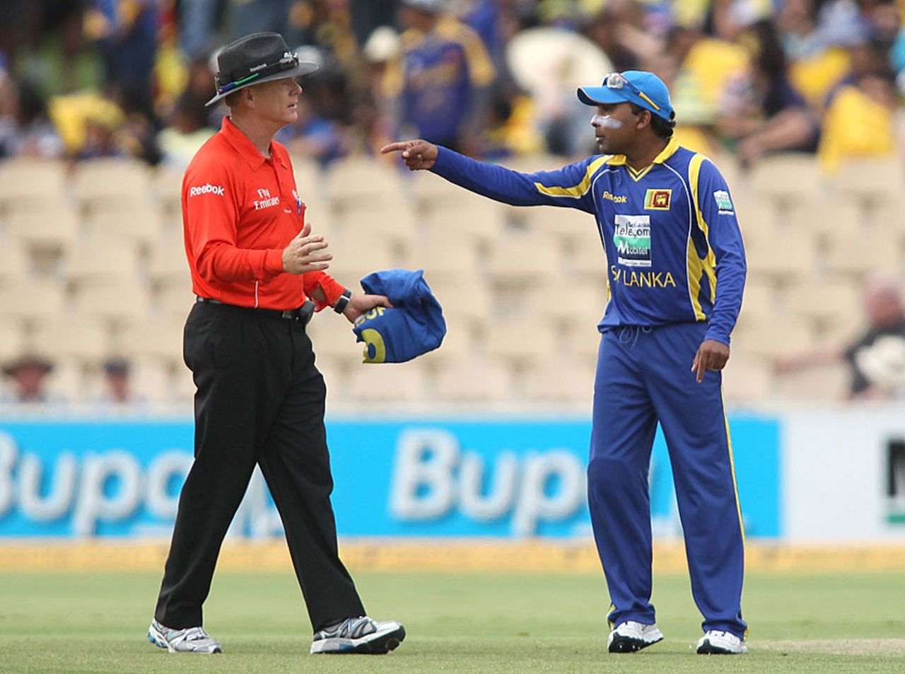 Mahela Jayawardene has a heated exchange with umpire Bruce Oxenford, Australia v Sri Lanka, Commonwealth Bank Series, 2nd final, Adelaide, March 6, 2012 