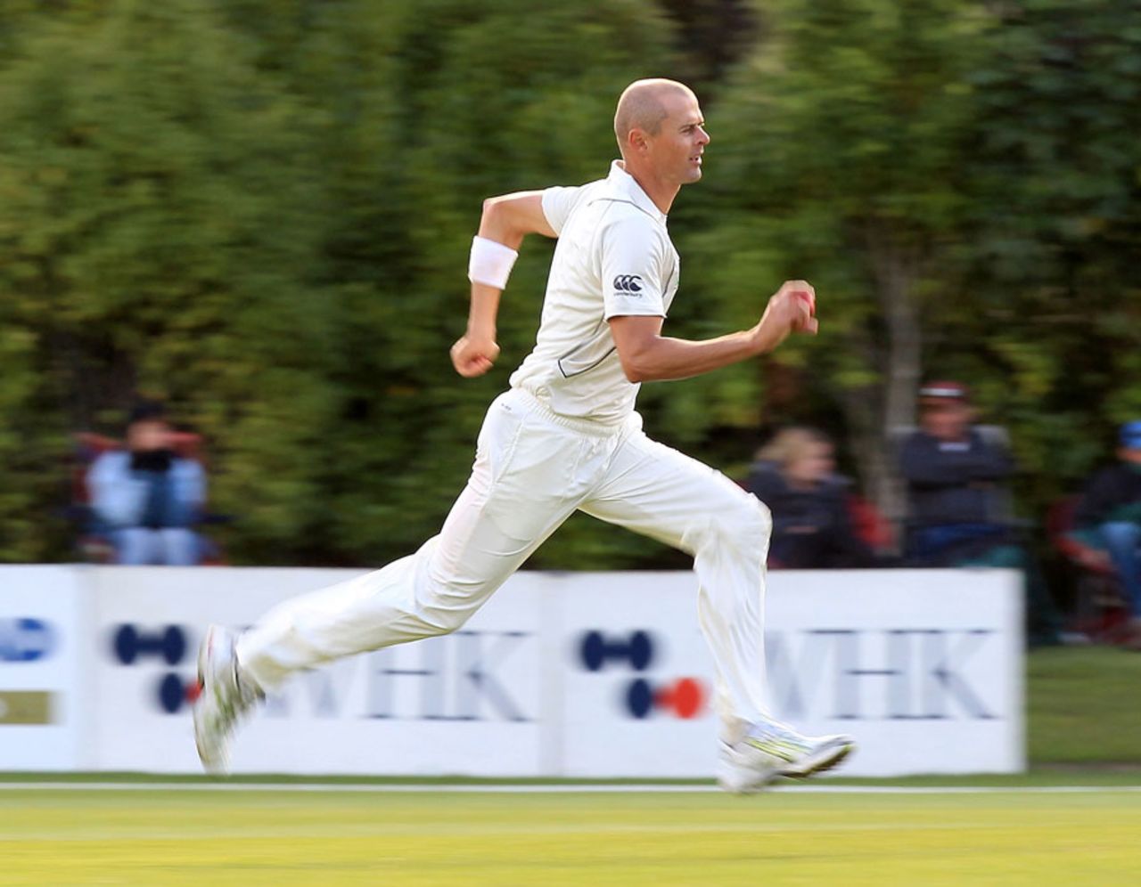 Chris Martin runs in to bowl, New Zealand v South Africa, 1st Test, Dunedin, 1st day, March 7, 2012