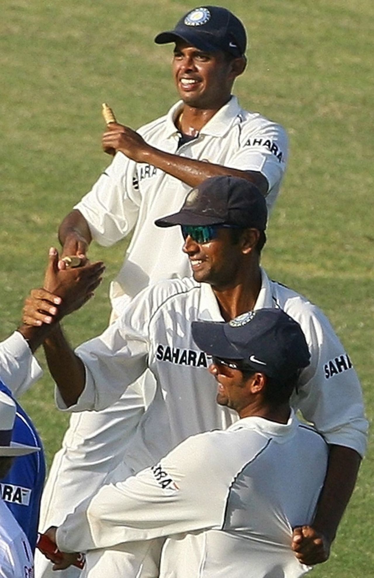 Mohammad Kaif carries Rahul Dravid, West Indies v India, 4th Test, Jamaica, 2nd day, July 1, 2006