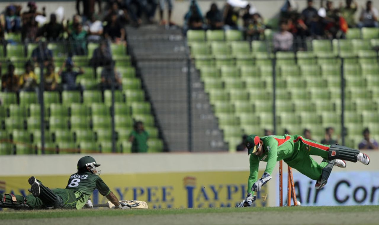 Mushfiqur Rahim attempts to run out Mohammad Hafeez, Bangladesh v Pakistan, Asia Cup, Mirpur, March 11, 2012