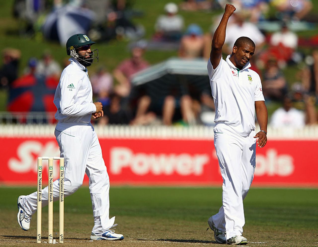 Vernon Philander picked up two early wickets, New Zealand v South Africa, 2nd Test, Hamilton, 2nd day, March 16, 2012