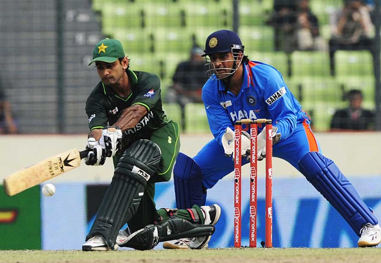 Mohammad Hafeez sweeps, India v Pakistan, Asia Cup, Mirpur, March 18, 2012