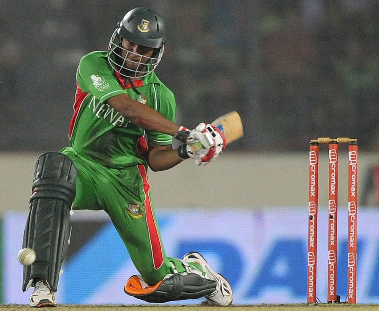 Shakib Al Hasan gets ready to play a slog sweep, Bangladesh v Pakistan, Asia Cup final, Mirpur, March 22, 2012