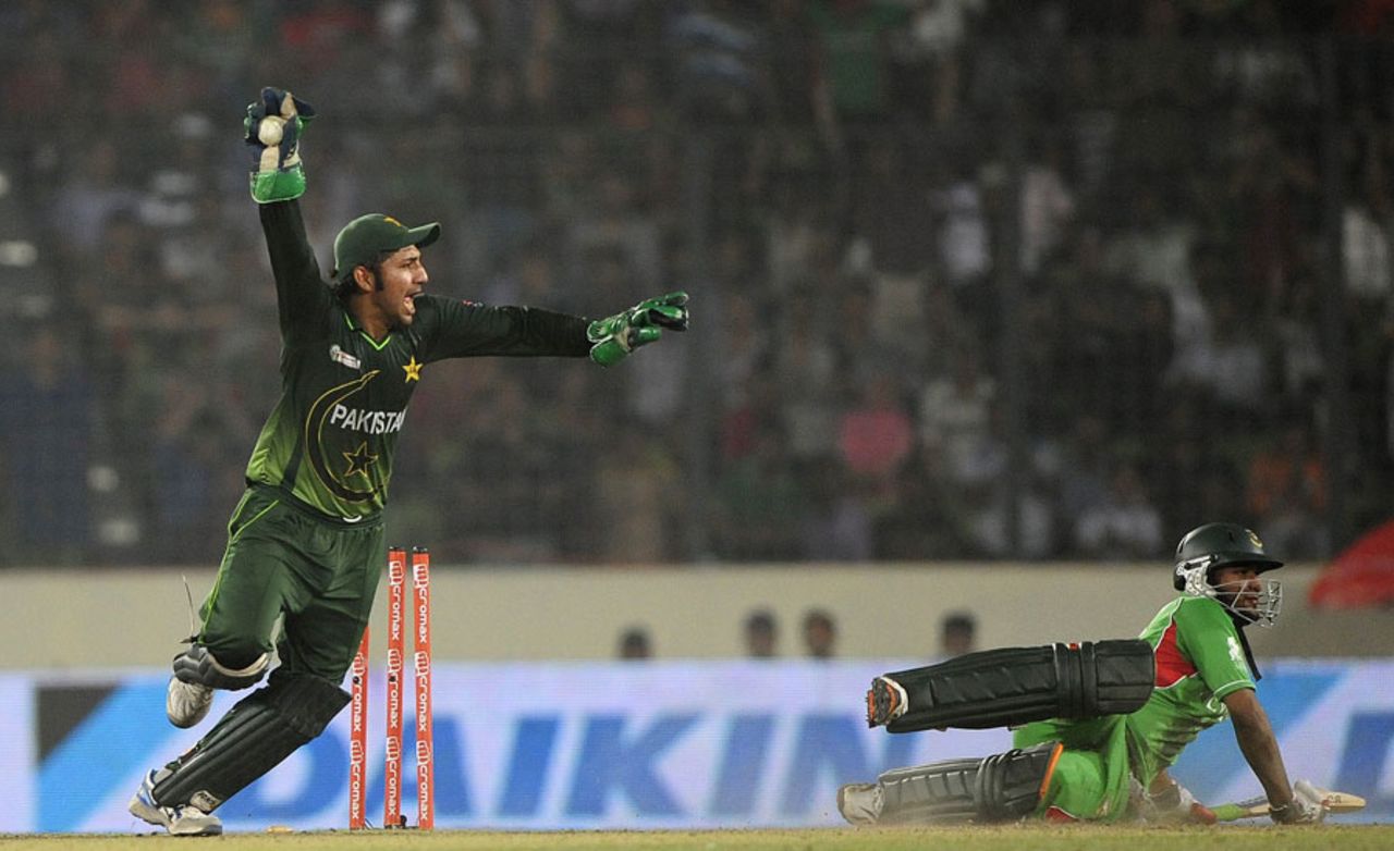 Shakib Al Hasan dives to make his ground, Bangladesh v Pakistan, Asia Cup final, Mirpur, March 22, 2012