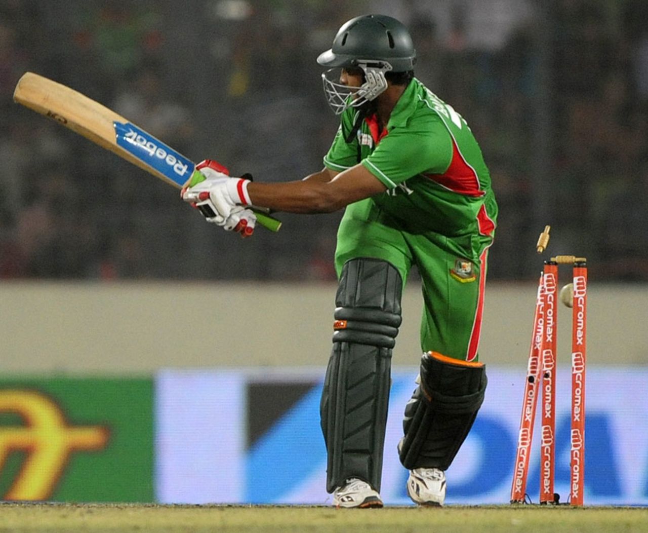 Shakib Al Hasan loses his leg stump, Bangladesh v Pakistan, Asia Cup final, Mirpur, March 22, 2012